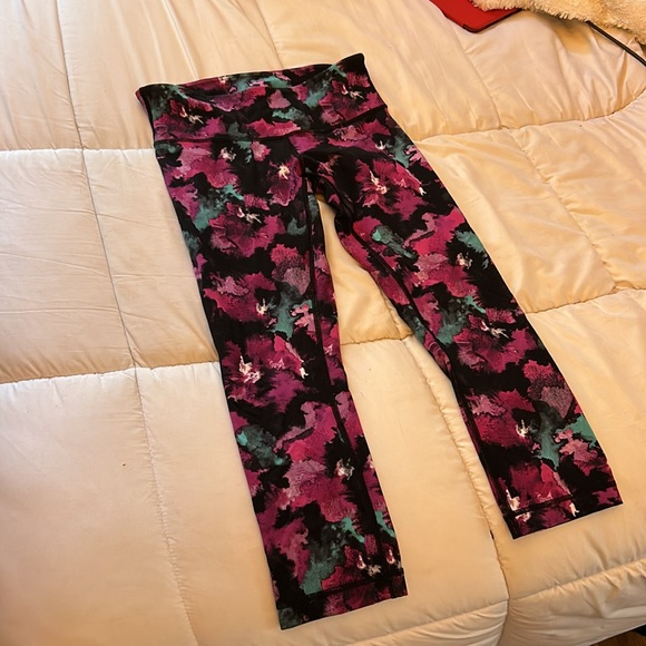 Lululemon 3/4 leggings - Picture 2 of 3